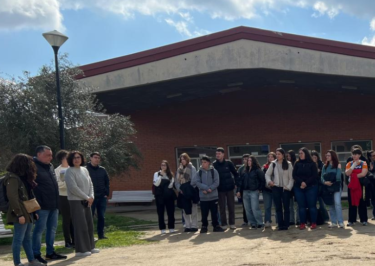 imatge on podem veure als alumnes fent un minut de silenci